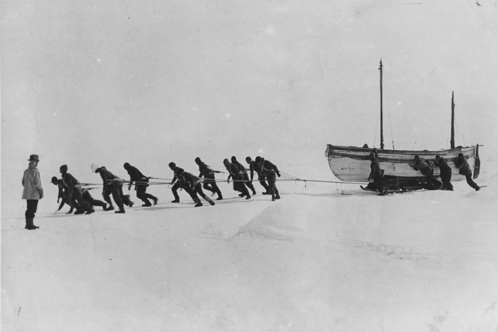 Kéo thuyền cứu sinh qua băng là một thử thách lớn đối với thủy thủ đoàn. Ảnh: CNN.