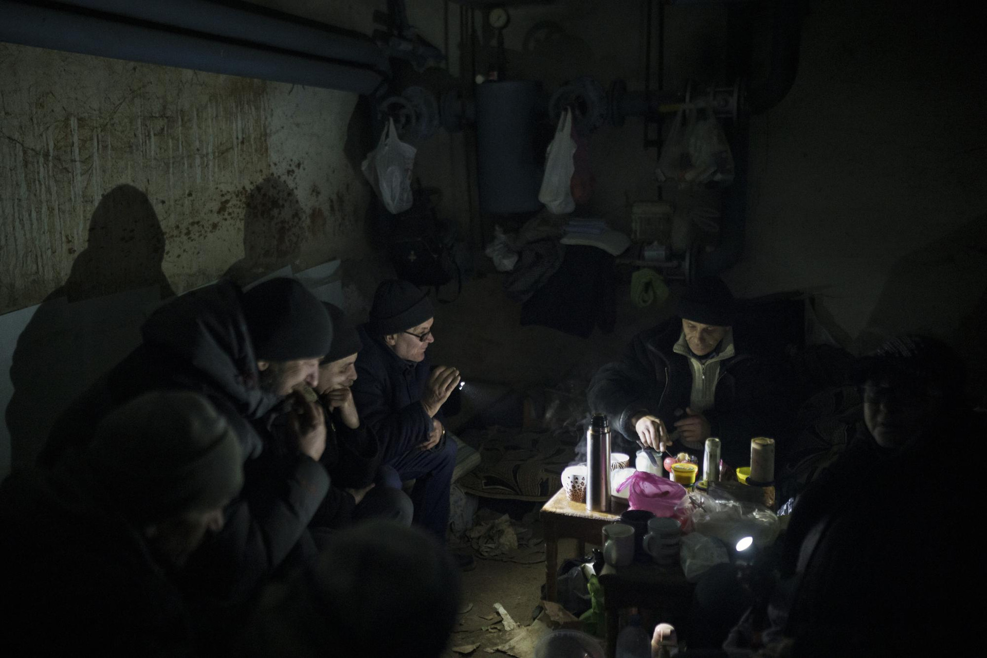 Người dân ngồi trong tầng hầm trú ẩn ở Irpin, ngoại ô Kiev, Ukraine. Ảnh: AP.