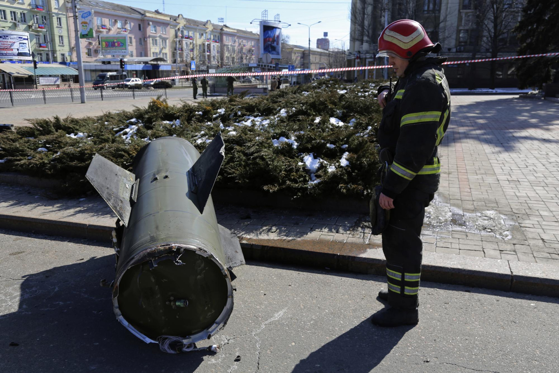 Mảnh vỡ tên lửa Tochka-U của Ukraine trên một con phố ở Donbass. Ảnh: AP.