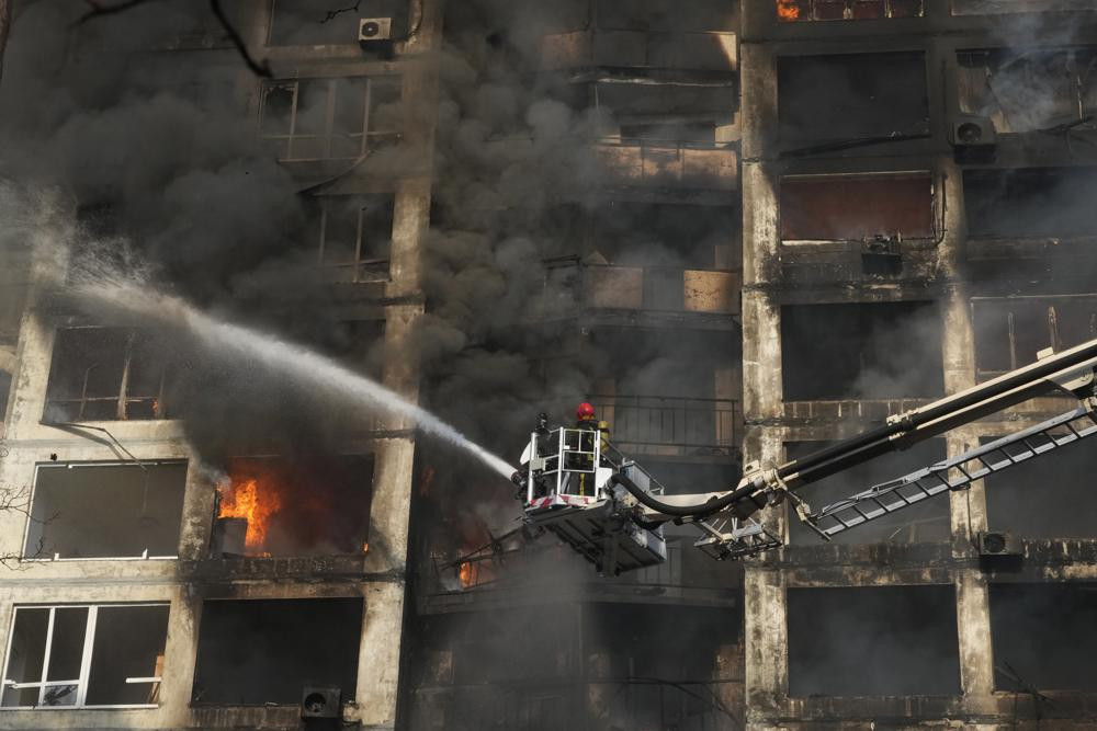 Một tòa nhà bốc cháy ở thủ đô Kiev, Ukraine. Ảnh: AP.