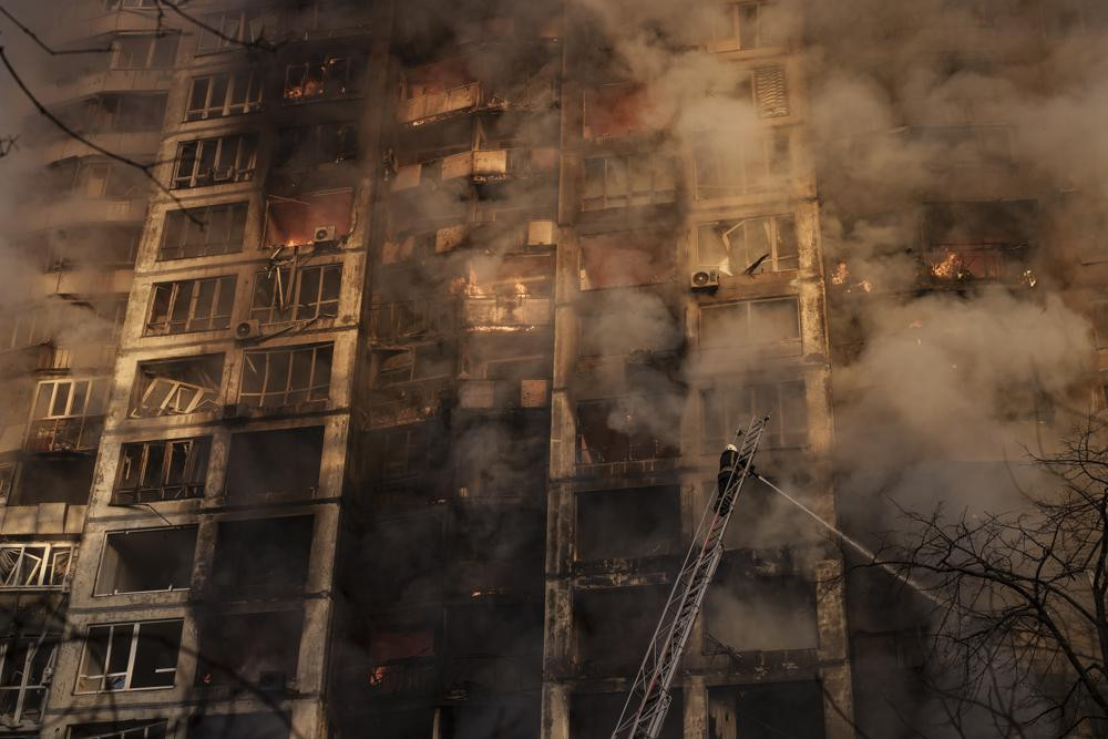 Một tòa nhà bốc cháy ở thủ đô Kiev, Ukraine. Ảnh: AP.