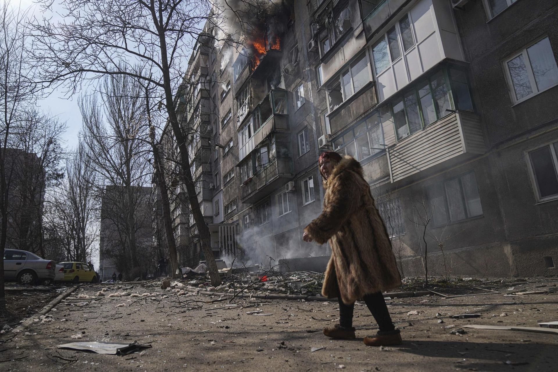 Một tòa nhà chung cư đang bốc cháy ở Mariupol, Ukraine. Ảnh: AP.