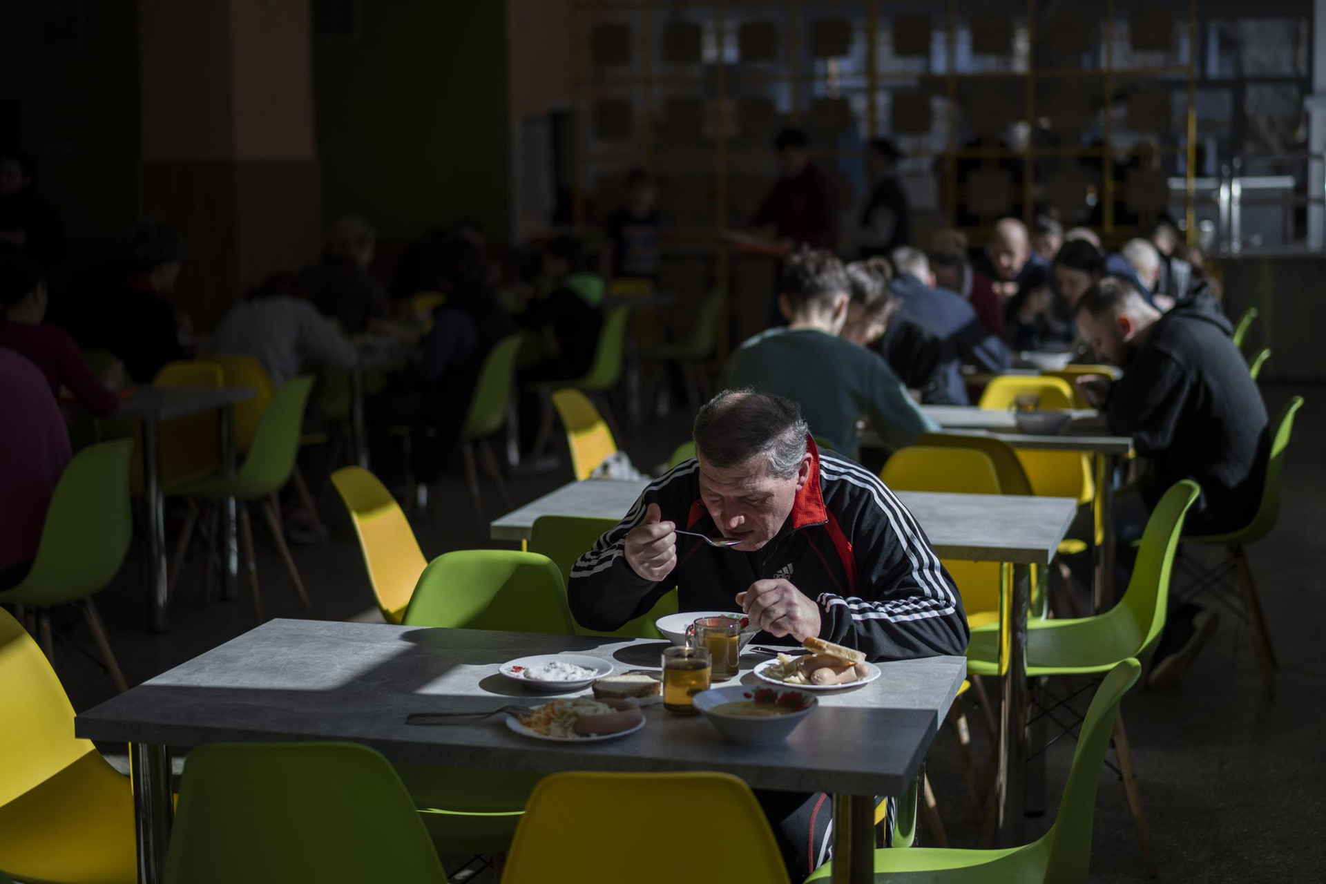 Những người tị nạn trong nước ăn trưa tại căng tin trường học ở Lviv, miền tây Ukraine. Ảnh: AP.