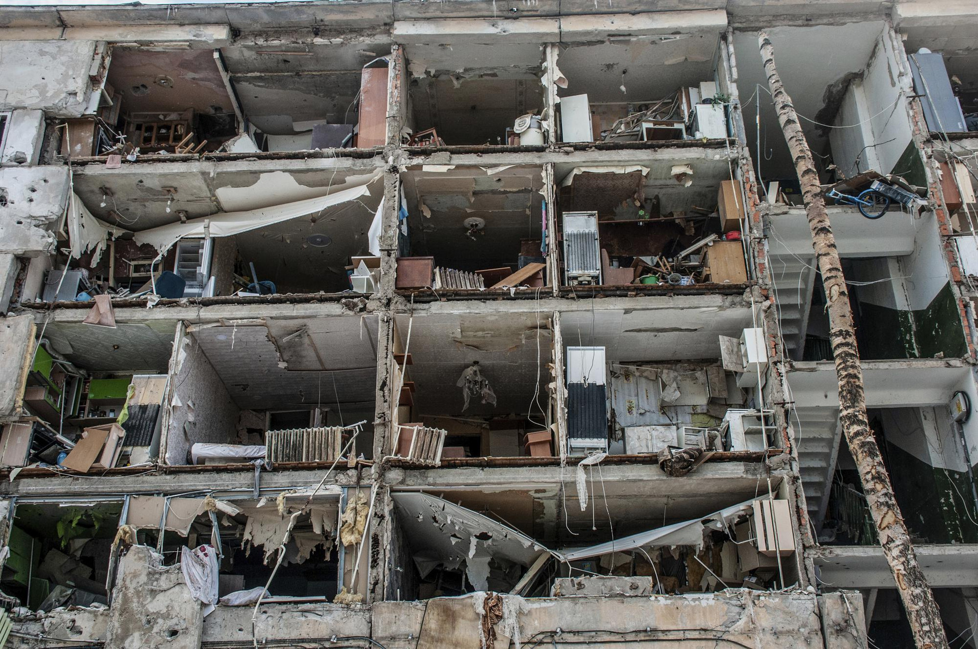 Các căn hộ bị phá hủy ở Kharkiv, Ukraine. Ảnh: AP.