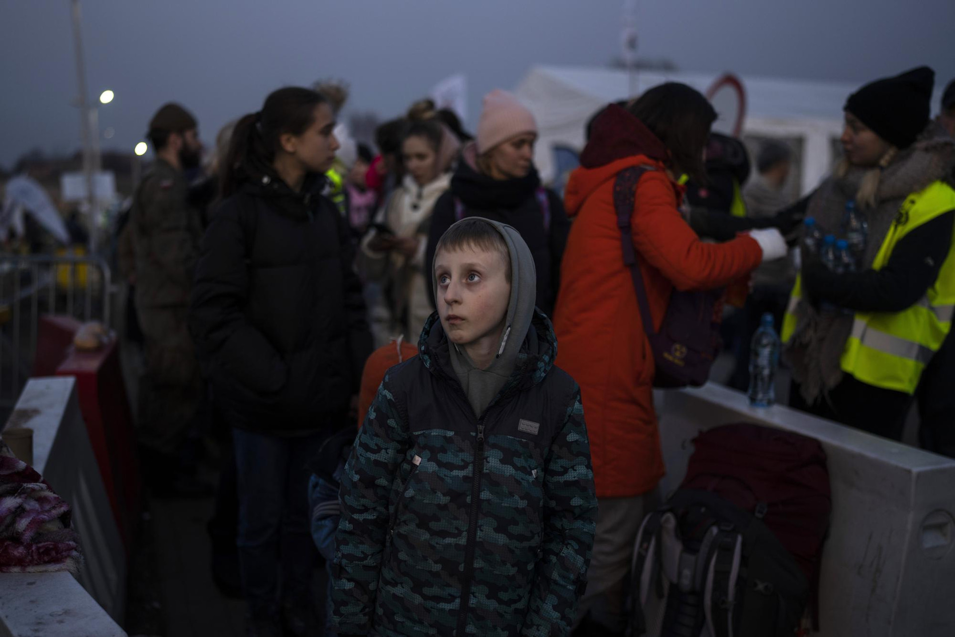 Dòng người tị nạn không ngừng chạy trốn khỏi Ukraine. Ảnh: AP.