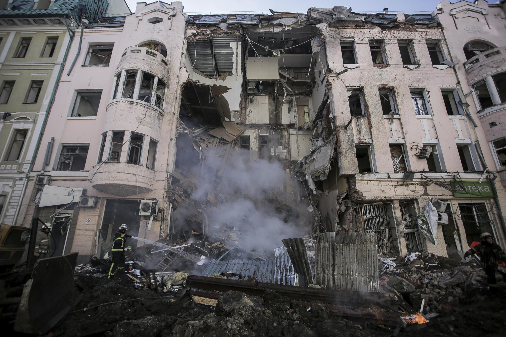 Lính cứu hỏa dập lửa tại một chung cư ở Kharkiv, Ukraine. Ảnh: AP.