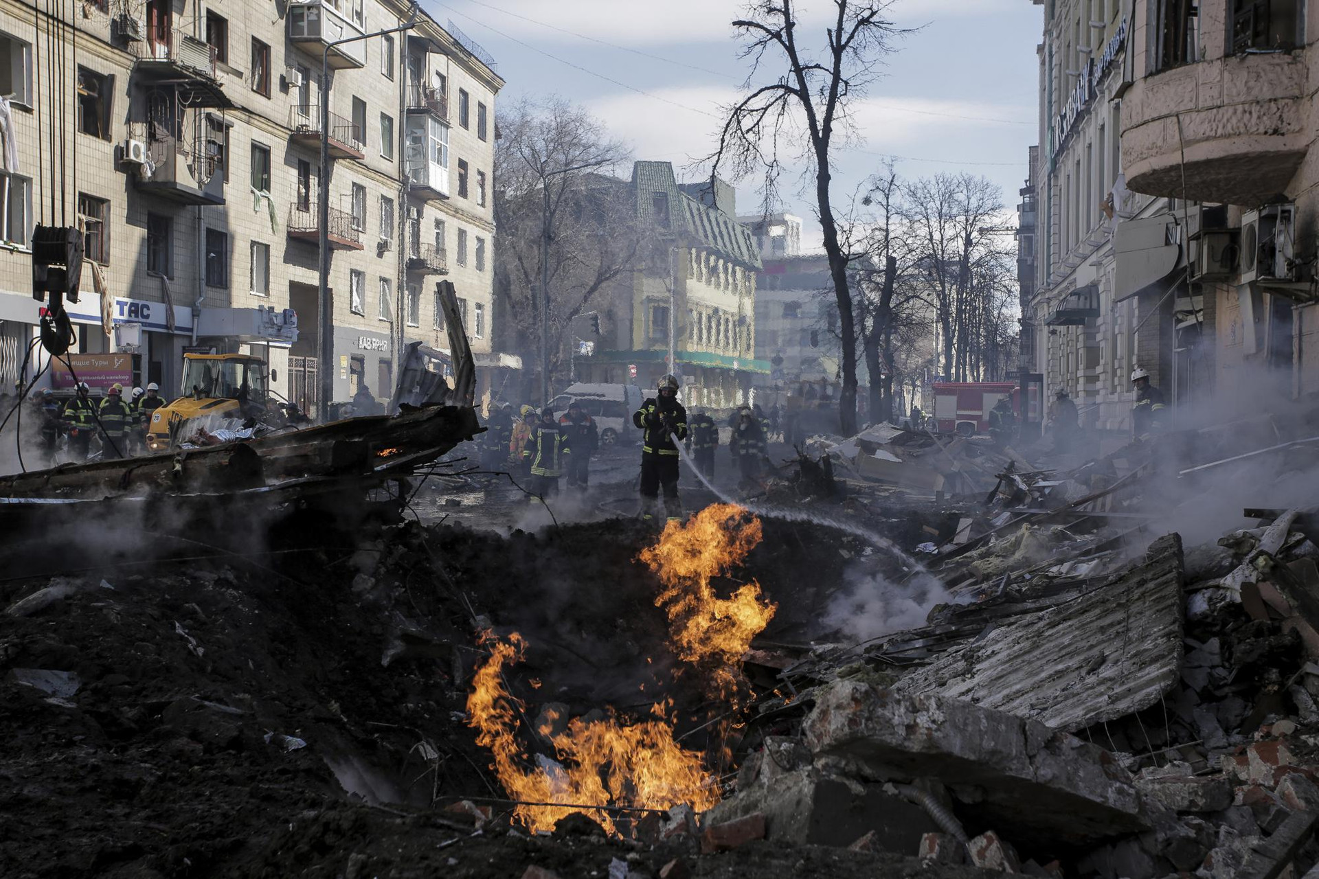 Lính cứu hỏa dập lửa tại một chung cư ở Kharkiv, Ukraine. Ảnh: AP.