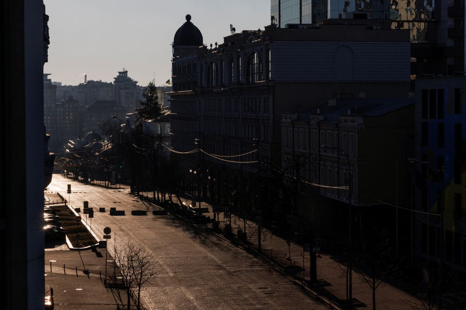 Một con phố vắng lặng lúc sáng sớm, theo lệnh giới nghiêm kéo dài 5 tiếng rưỡi ở Kiev, Ukraine. Ảnh: Reuters.