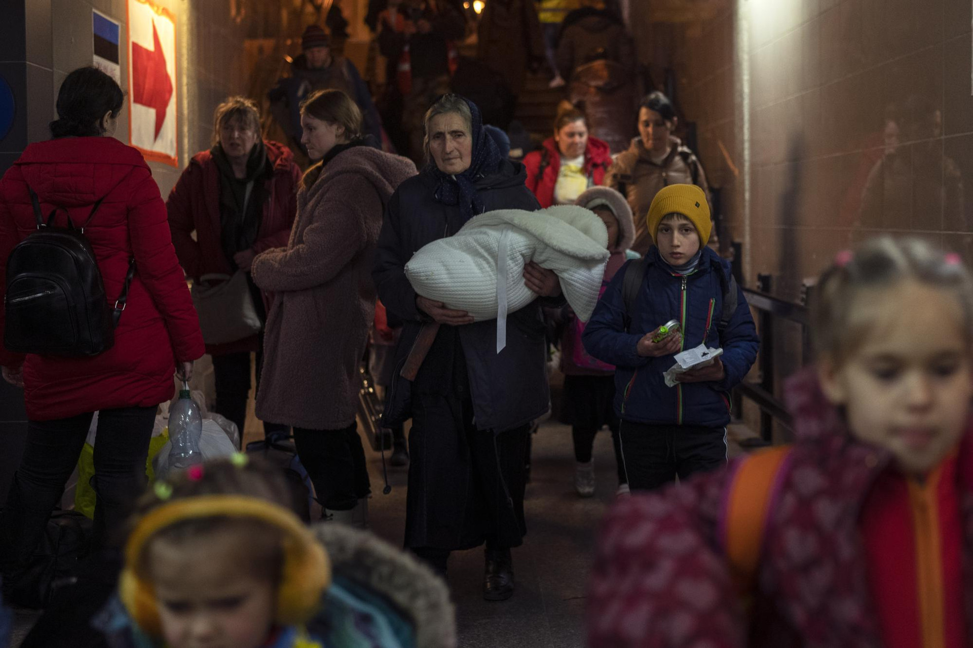 Những người chạy trốn khỏi cuộc xung đột ở Ukraine tại ga xe lửa Przemysl, Ba Lan. Ảnh: AP.