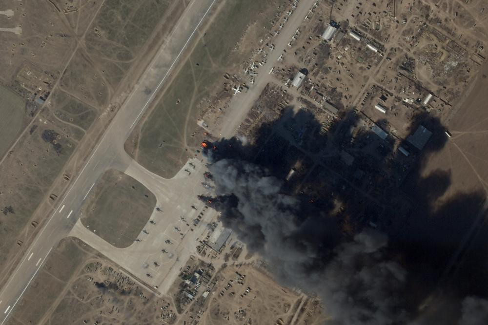 Trong bức ảnh vệ tinh do Planet Labs PBC cung cấp, đám cháy được nhìn thấy tại Sân bay Quốc tế Kherson và Căn cứ Không quân ở Kherson, Ukraine. Ảnh: AP.