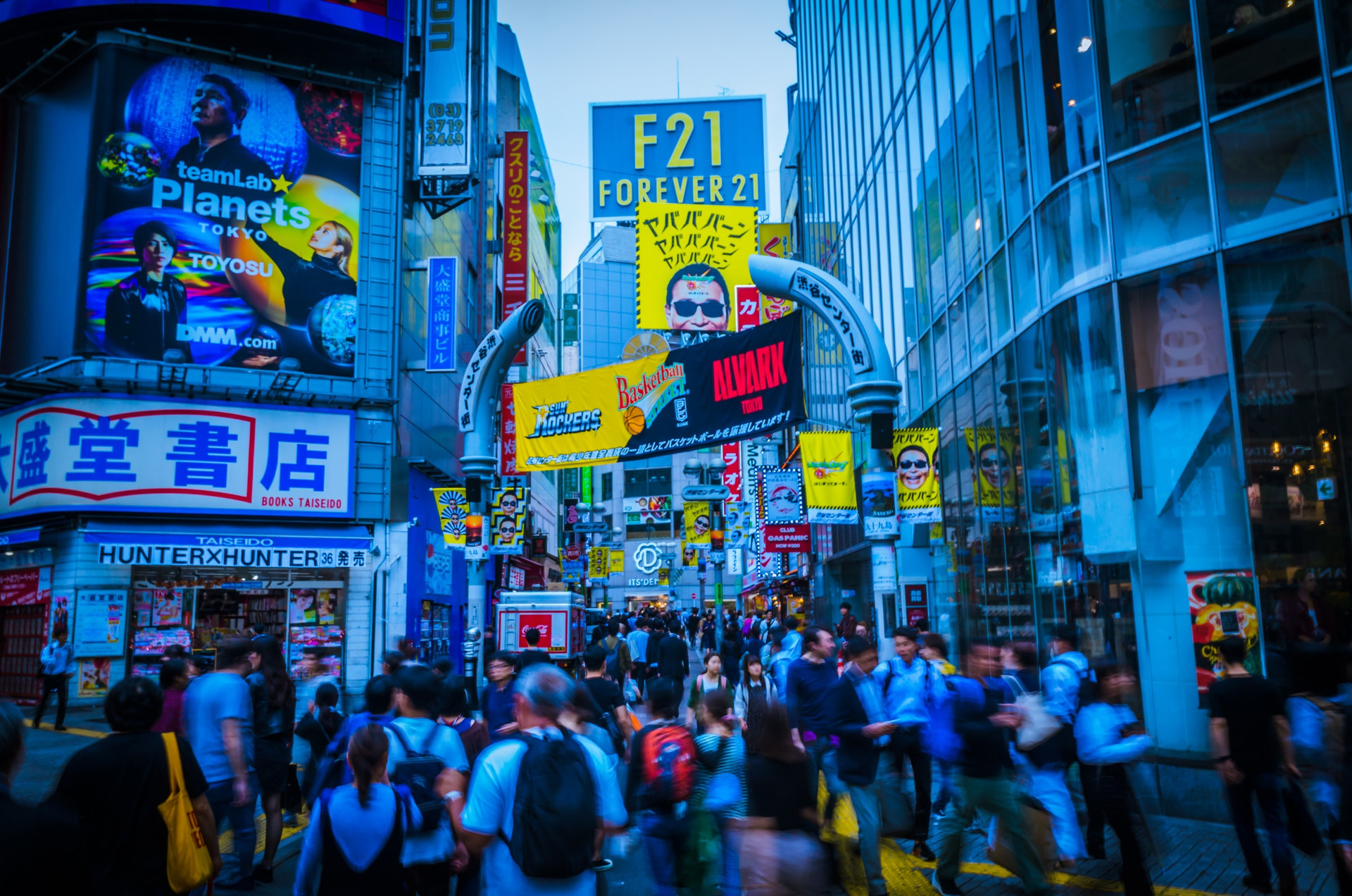 Con đường Shibuya nổi tiếng chật kín người đi lại ở thủ đô Tokyo. Ảnh: Unsplash.