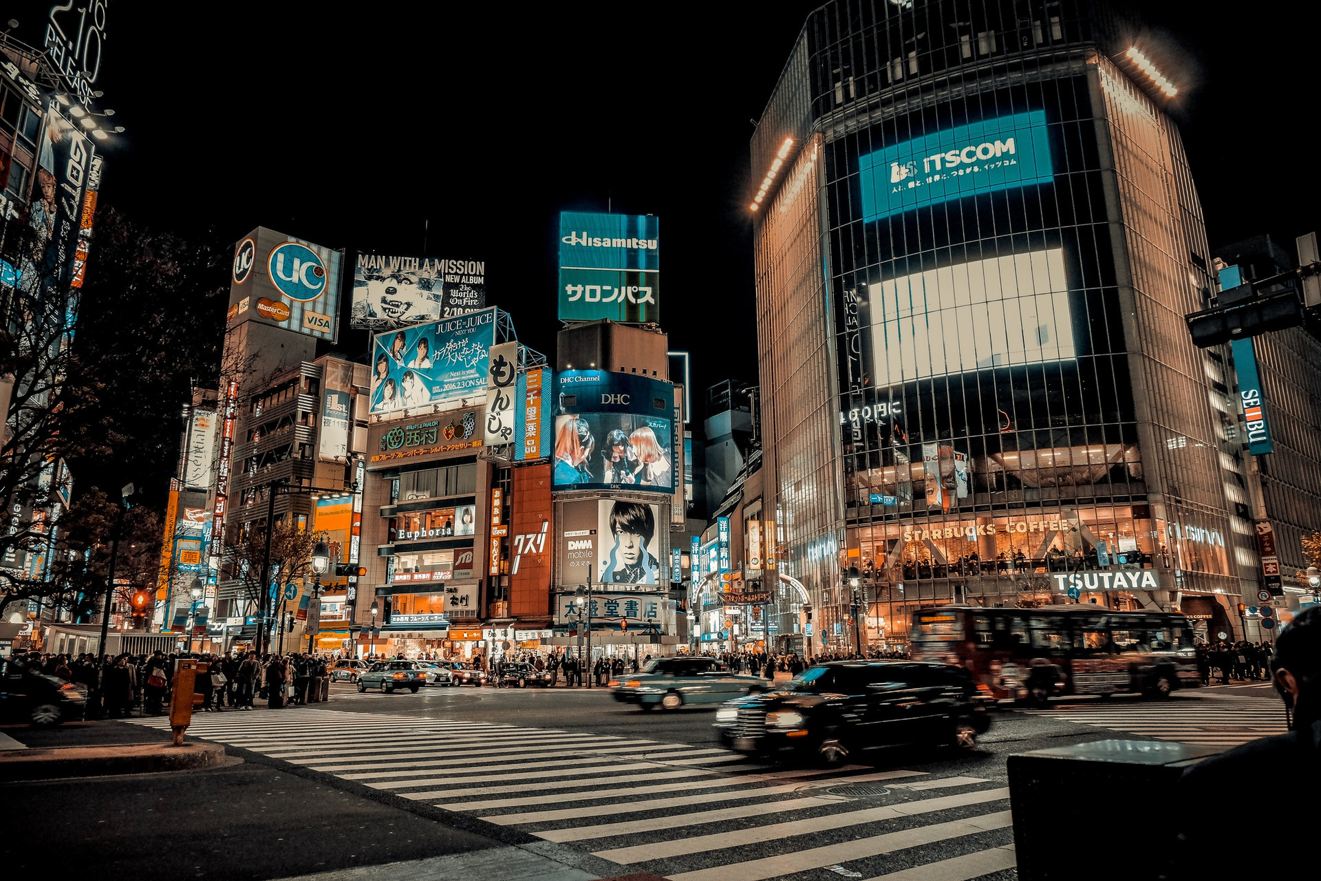 Con đường Shibuya nổi tiếng với những khu phố sầm uất ở thủ đô Tokyo. Ảnh: Unsplash.