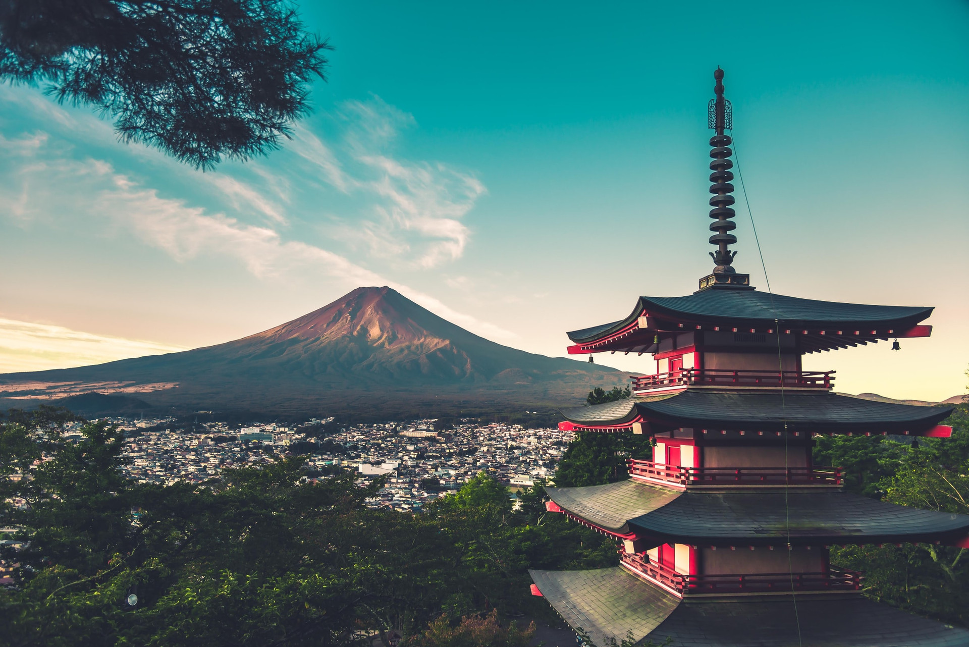 Thị trấn Shizuoka với núi Phú Sĩ yên bình chính là lựa chọn phổ biến nhất khi rời khỏi Tokyo. Ảnh: Unspash.
