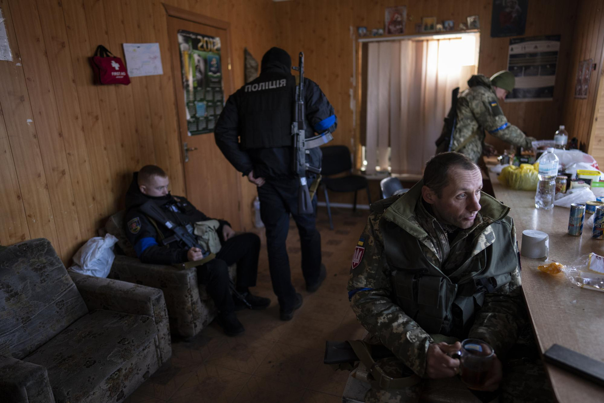 Quân nhân uống trà trong giờ giải lao tại một điểm kiểm tra quân sự ở Lityn, Ukraine. Ảnh: AP.