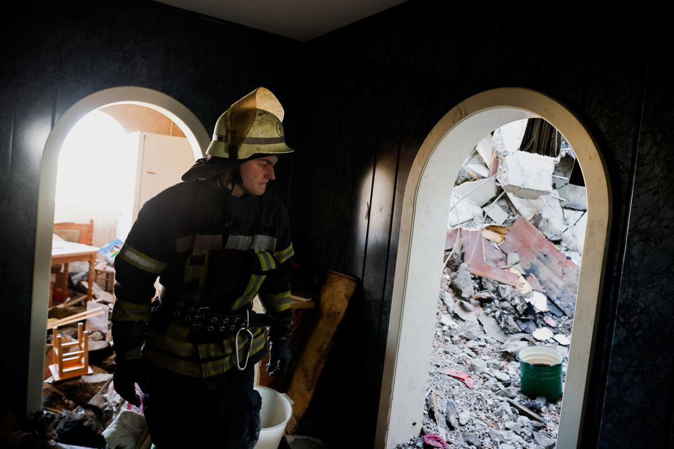 Phía trong một căn hộ bị hư hại ở thủ đô Kiev, Ukraine. Ảnh: Reuters.
