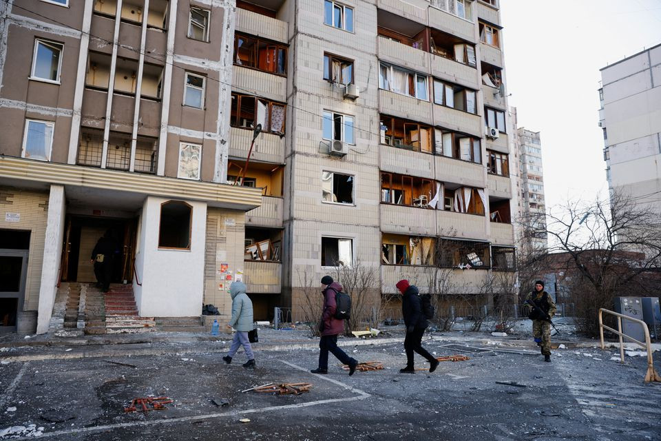 Phía ngoài tòa nhà bị hư hại ở thủ đô Kiev, Ukraine. Ảnh: Reuters.