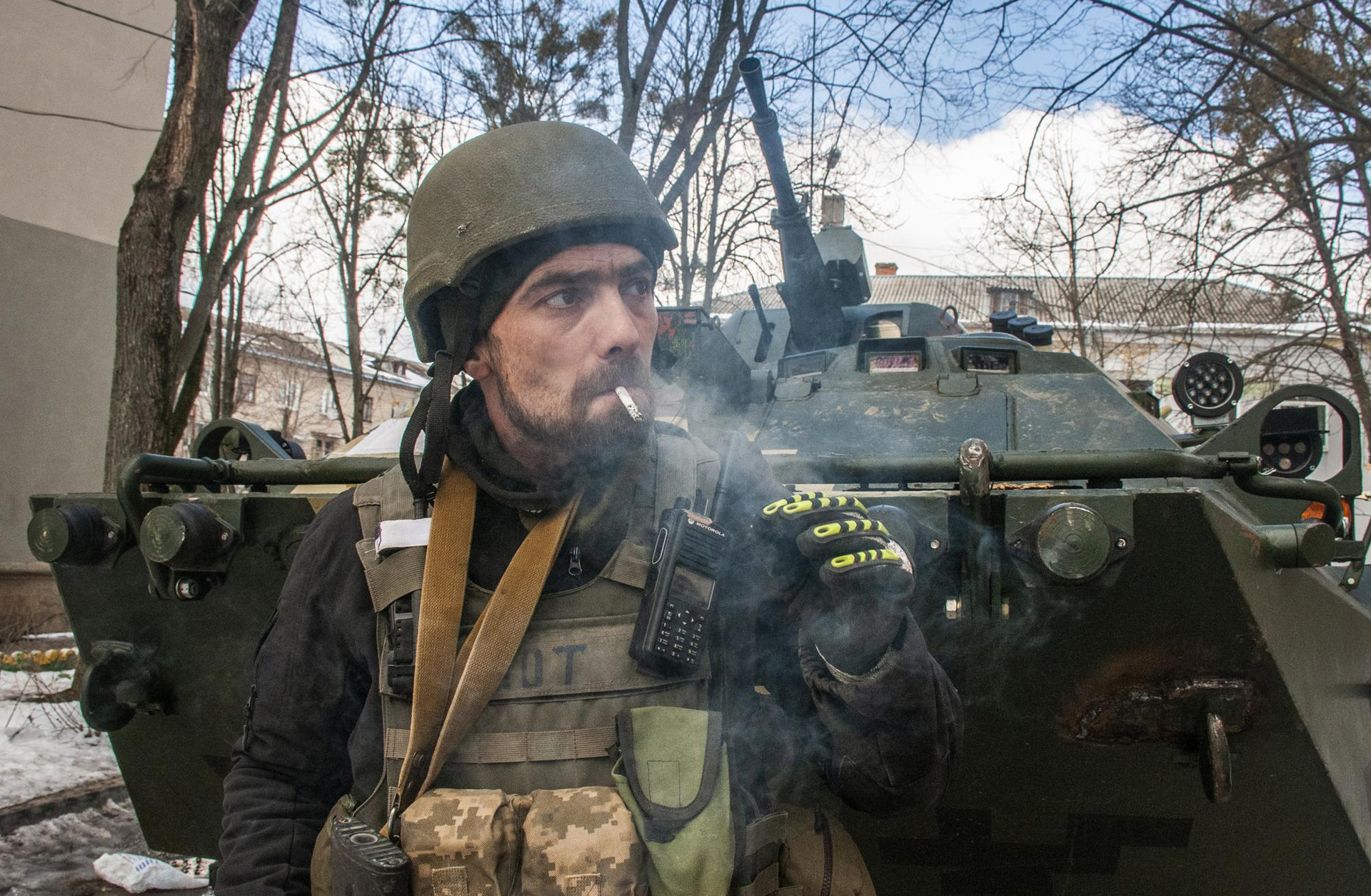 Một quân nhân thuộc Lực lượng Phòng vệ Lãnh thổ Ukraine ở Kharkiv, Ukraine. Ảnh: AP.