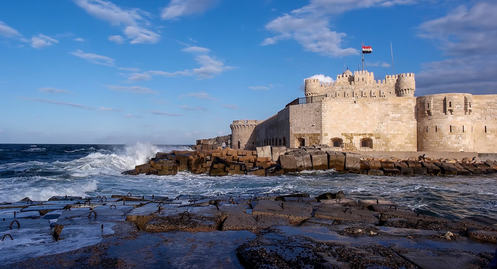 Thành Qaitbay của Ai Cập, tàn tích cổ đại của Ngọn hải đăng Alexandria. Ảnh: CNN.