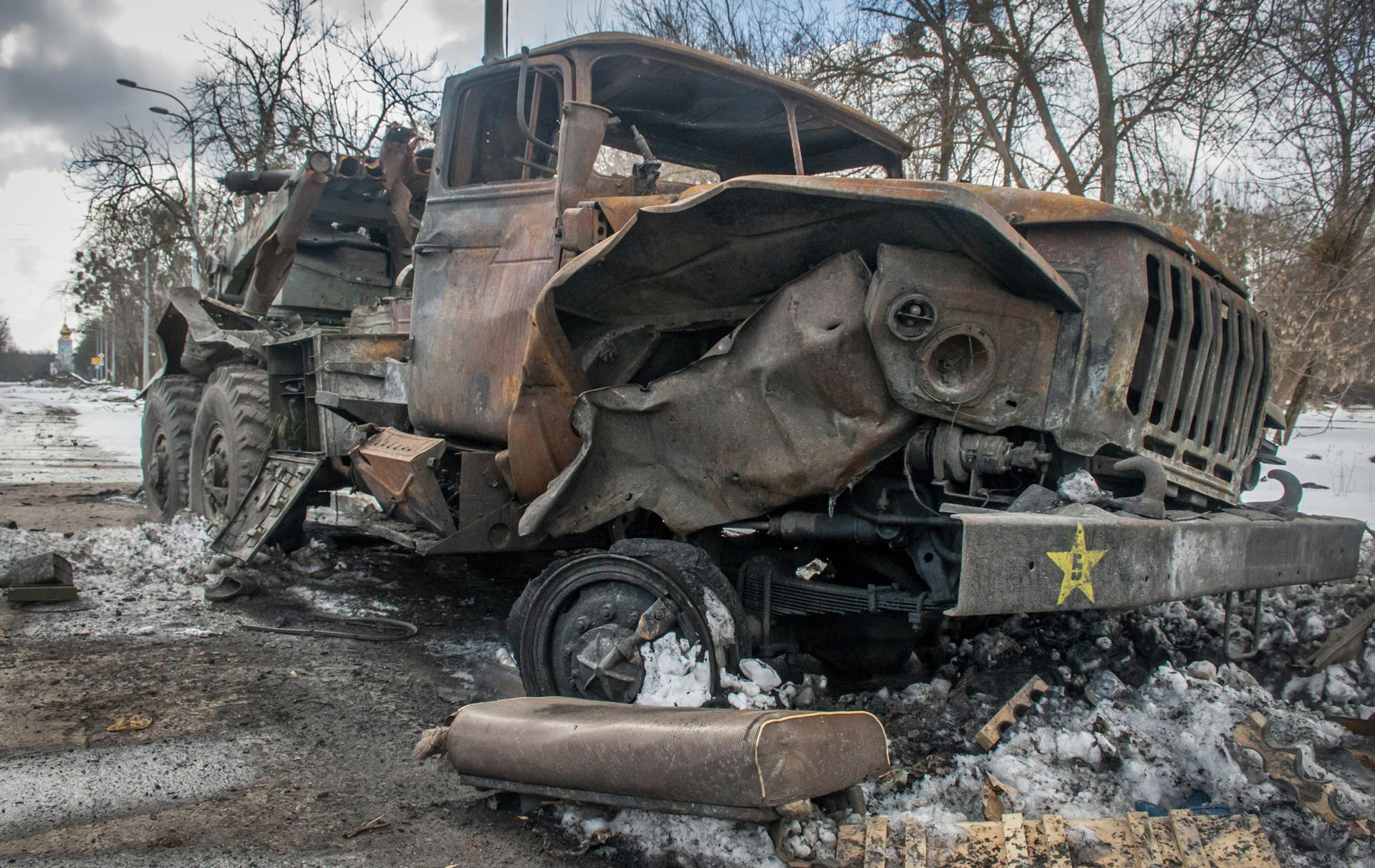 Một chiếc xe quân sự hỏng bị bỏ lại ở Kharkiv, Ukraine. Ảnh: AP.