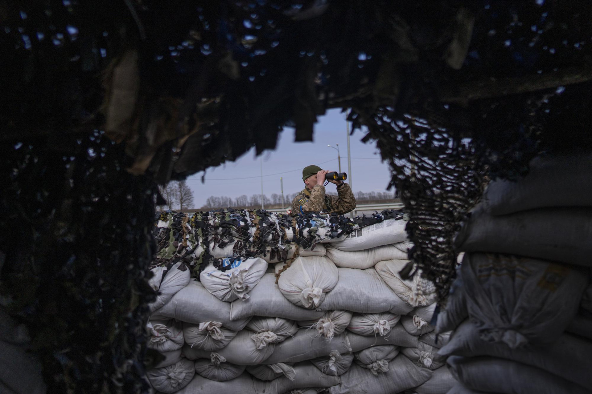 Một quân nhân Ukraine tại điểm kiểm tra quân sự ở Lityn, Ukraine. Ảnh: AP.