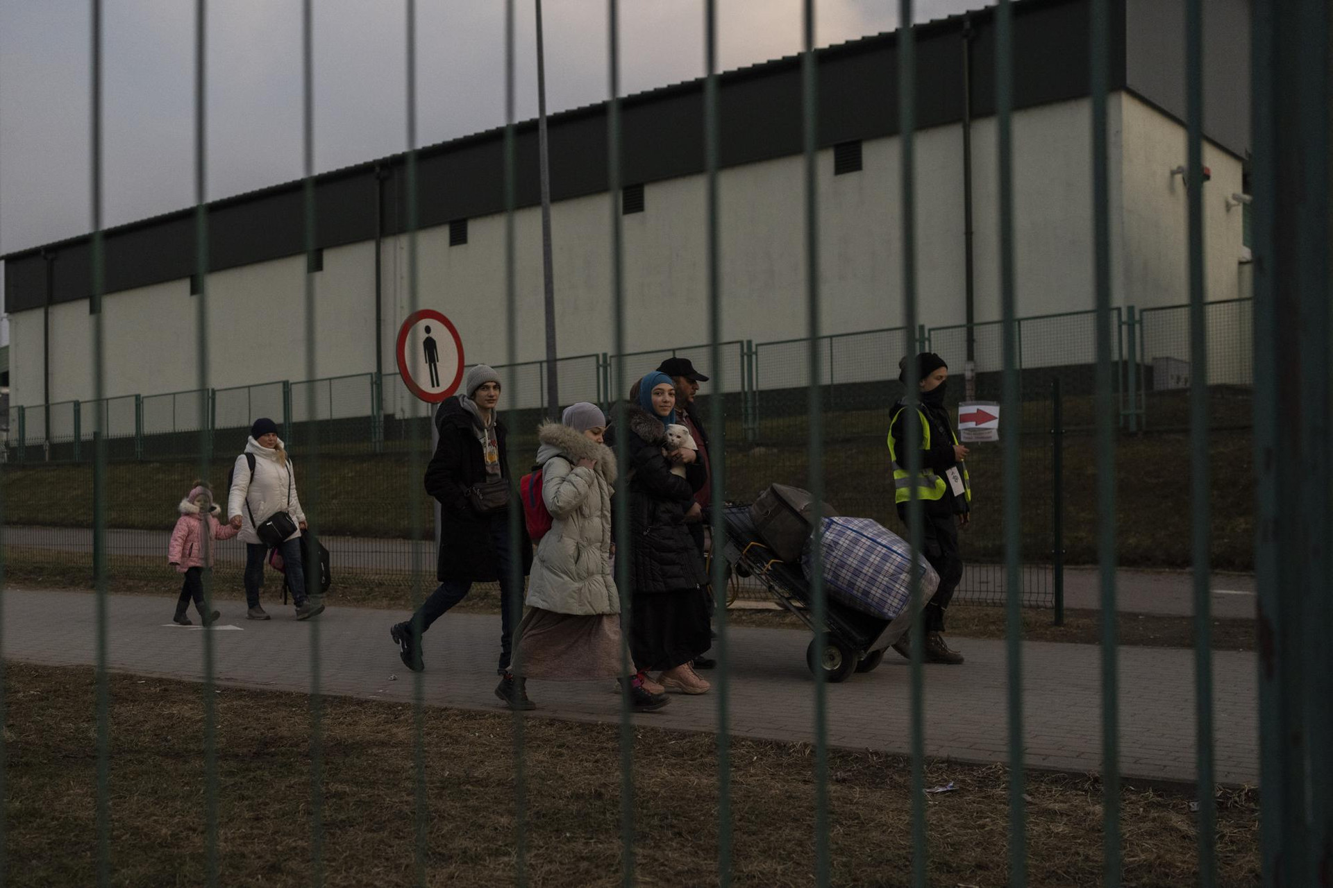 Dòng người tị nạn tiếp tục rời khỏi Ukraine giữa cuộc xung đột. Ảnh: AP.