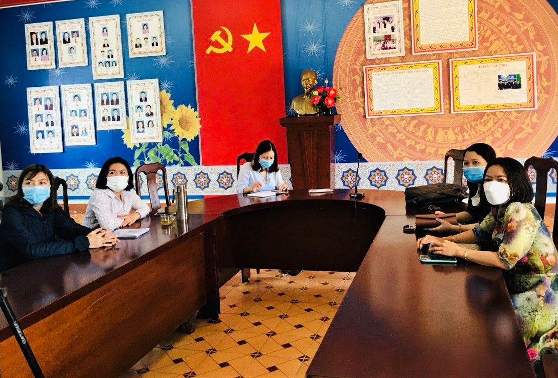 Tổ Ngữ văn- Trường THPT Trần Nhân Tông ( huyện Ea Kar), tham dự buổi giới thiệu bản mẫu sách giáo khoa lớp 10, năm học 2022-2023.