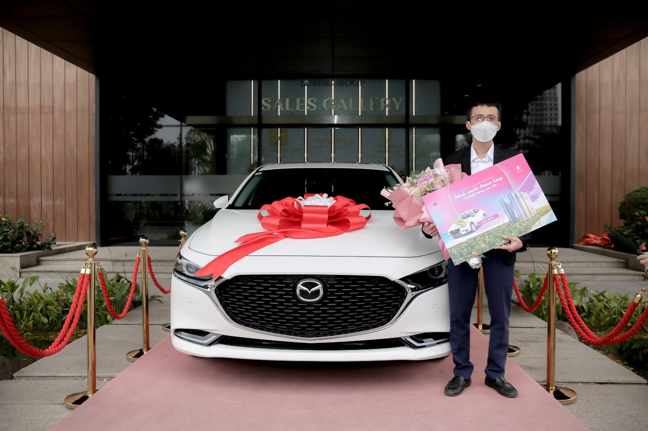 Chủ nhân căn hộ I2.0203 đã may mắn trúng thưởng giải đặc biệt là 01 xe ô tô Mazda do MIKGroup tổ chức.