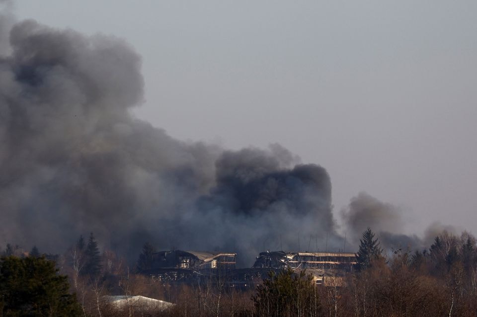 Khói bốc lên từ một nhà máy gần sân bay Lviv ở Lviv, Ukraine. Ảnh: Reuters.