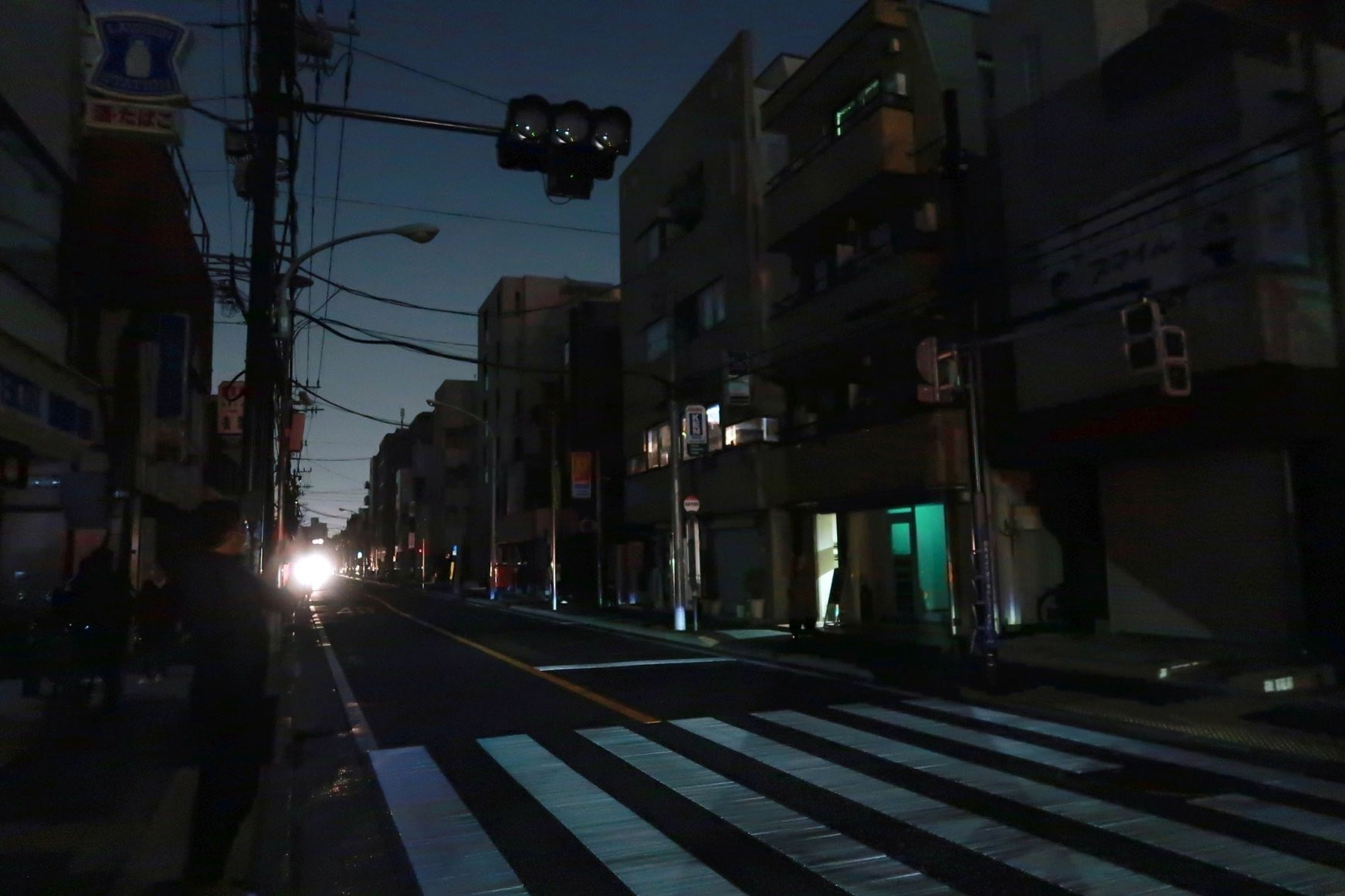 Con đường bị cắt điện sau trận động đất ở Musashino, ngoại ô thủ đô Tokyo, Nhật Bản. Ảnh: Daily Sabah.