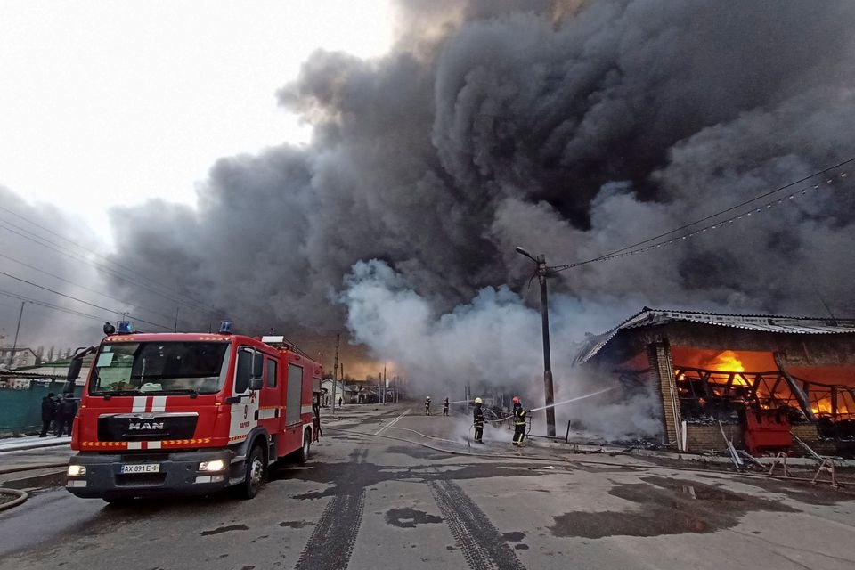 Khu chợ lớn nhất Ukraine Barabashovo bốc cháy ở Kharkiv, Ukraine. Ảnh: Reuters.