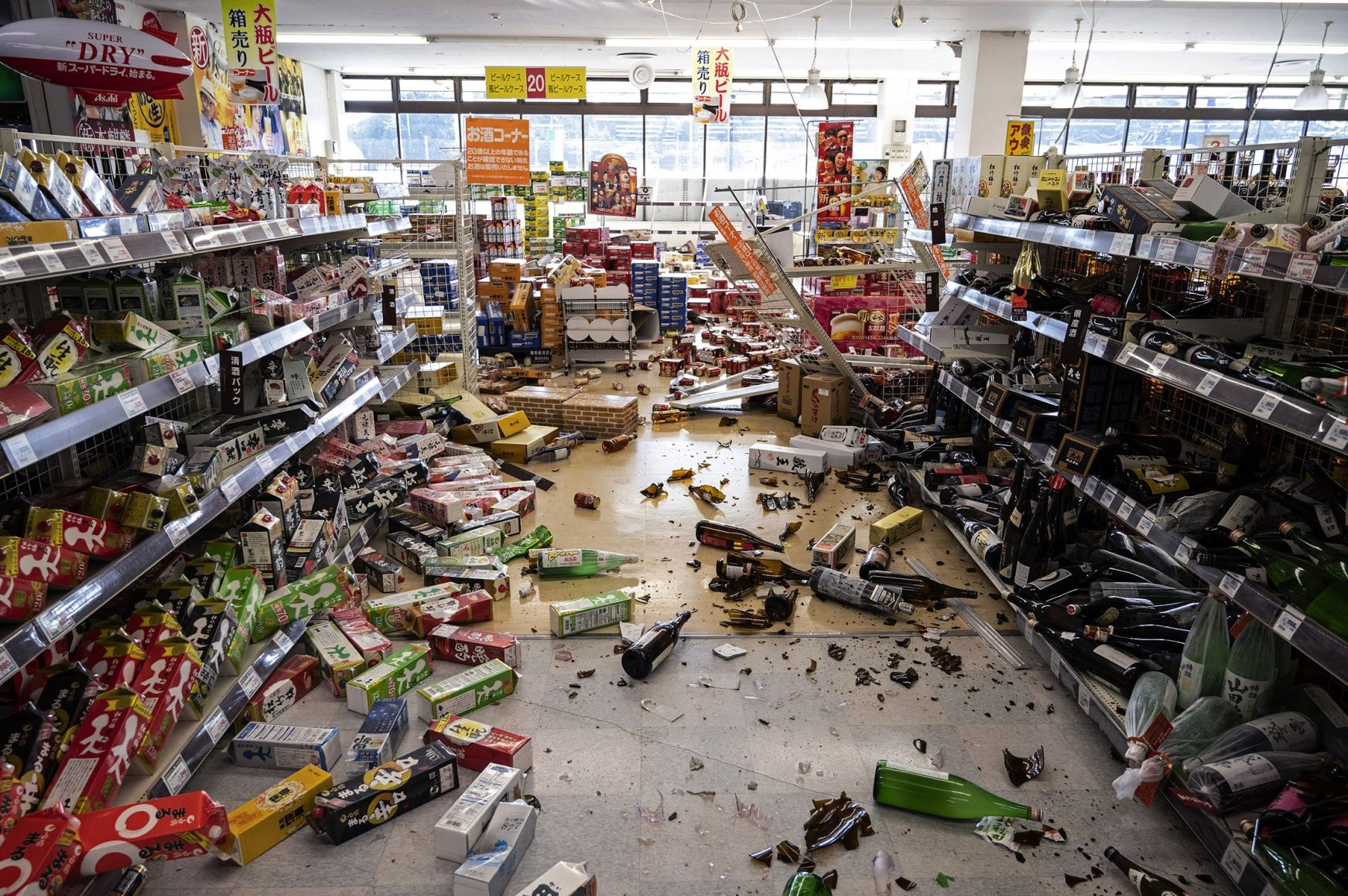 Một siêu thị đầy ắp hàng hóa bị đổ vỡ ở Shiroishi, tỉnh Miyagi, Nhật Bản. Ảnh: Daily Sabah.