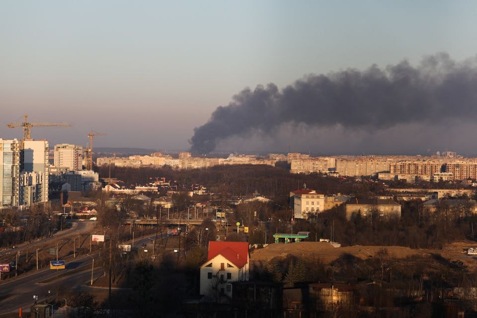 Khói bốc lên phía trên các tòa nhà gần sân bay Lviv ở Lviv, Ukraine. Ảnh: Reuters.