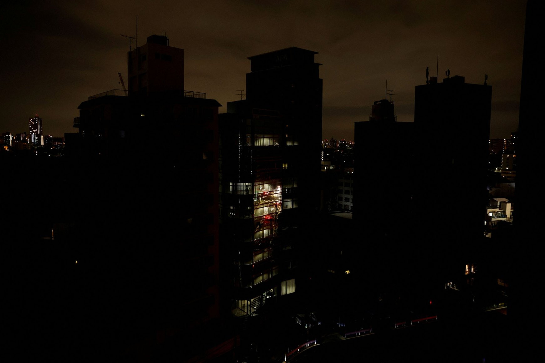 Bóng tối bao trùm con phố Toshima, Tokyo, Nhật Bản sau trận động đất. Ảnh: Daily Sabah.