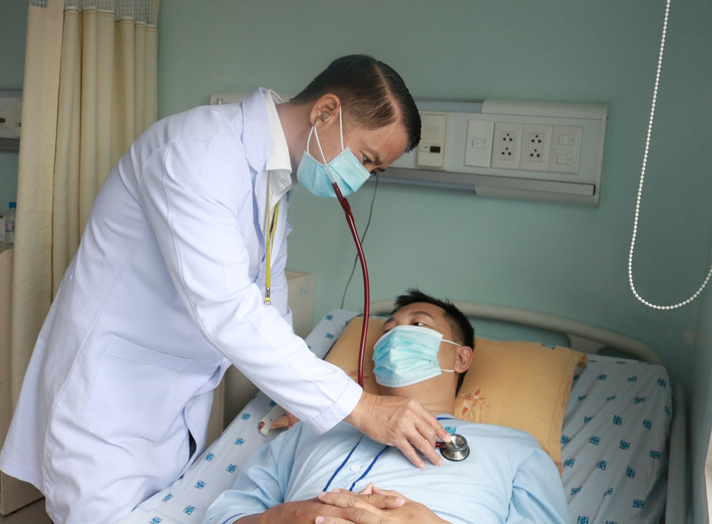 Bác sĩ Phan Thái Sơn khám cho người bệnh.