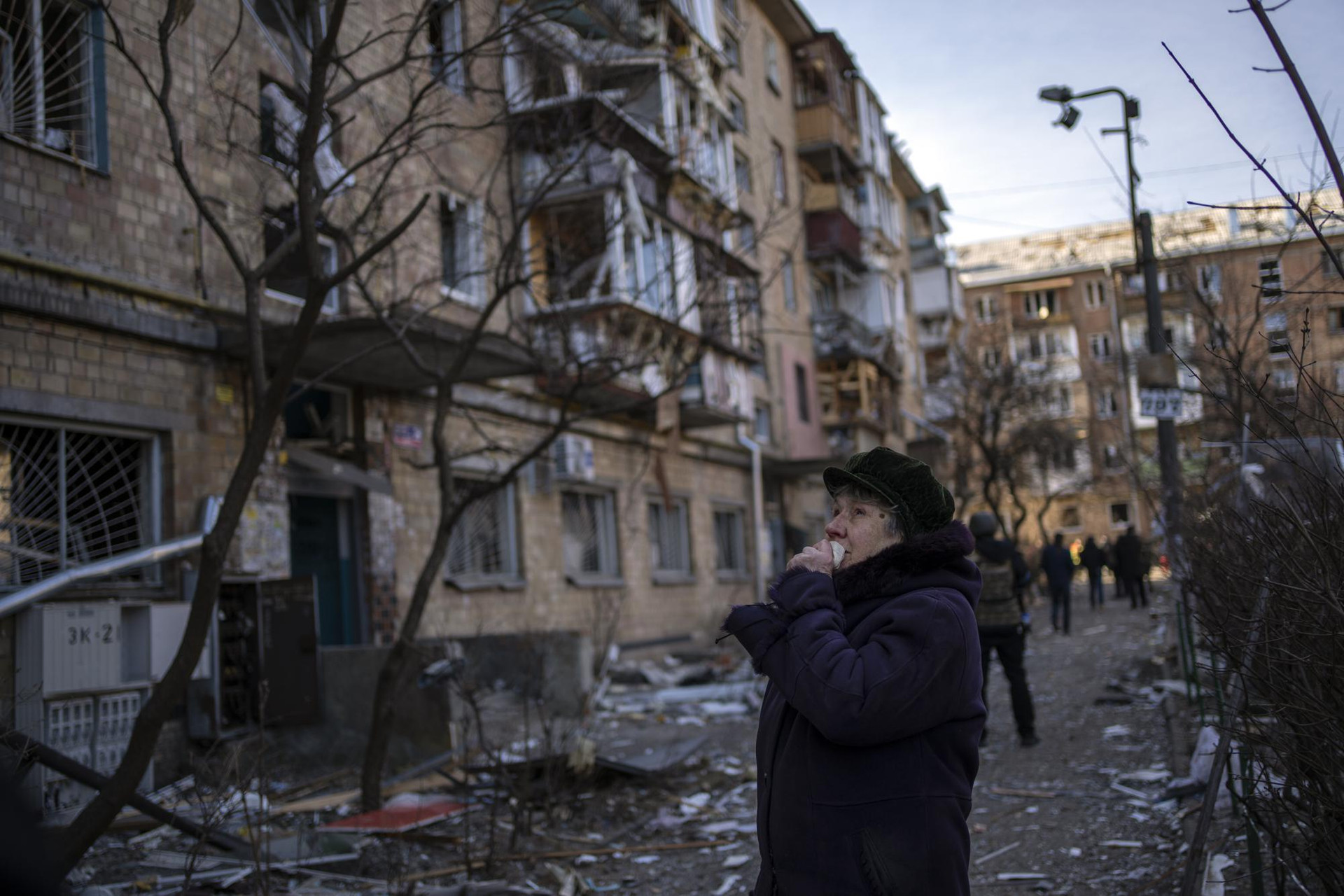 Những tòa nhà bị phá hủy ở thủ đô Kiev, Ukraine. Ảnh: AP.