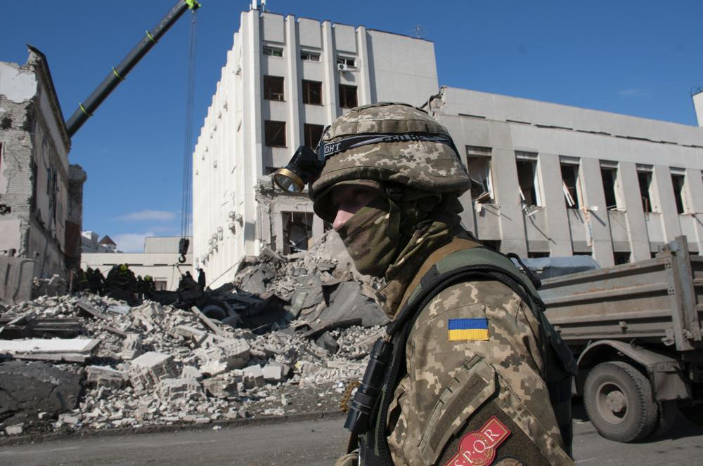 Một binh sĩ Ukraine bảo vệ tại tòa nhà Học viện Hành chính Quốc gia ở Kharkiv, Ukraine. Ảnh: AP.