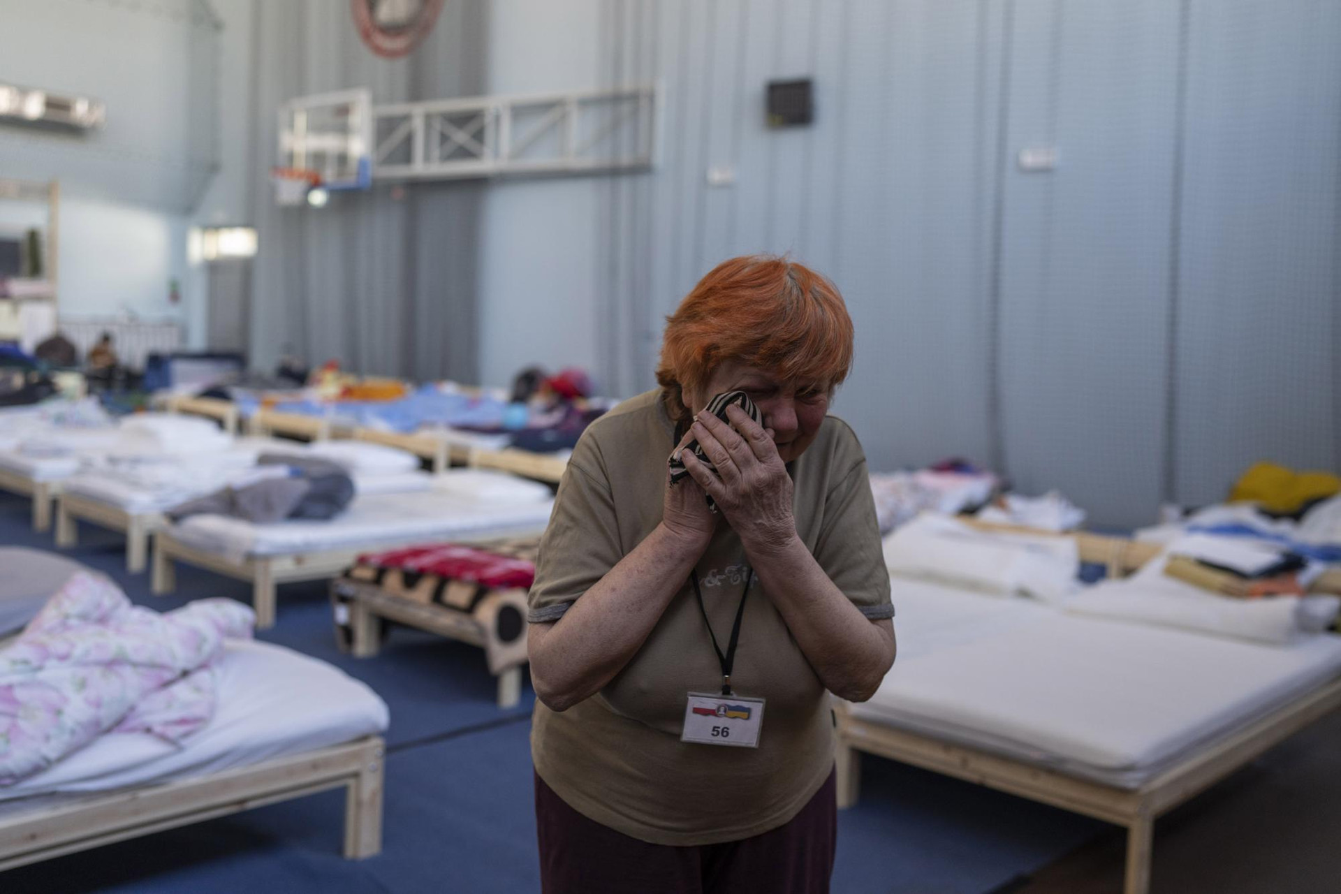 Người dân Ukraine phía trong địa điểm trú ẩn tạm thời ở Ba Lan. Ảnh: AP.