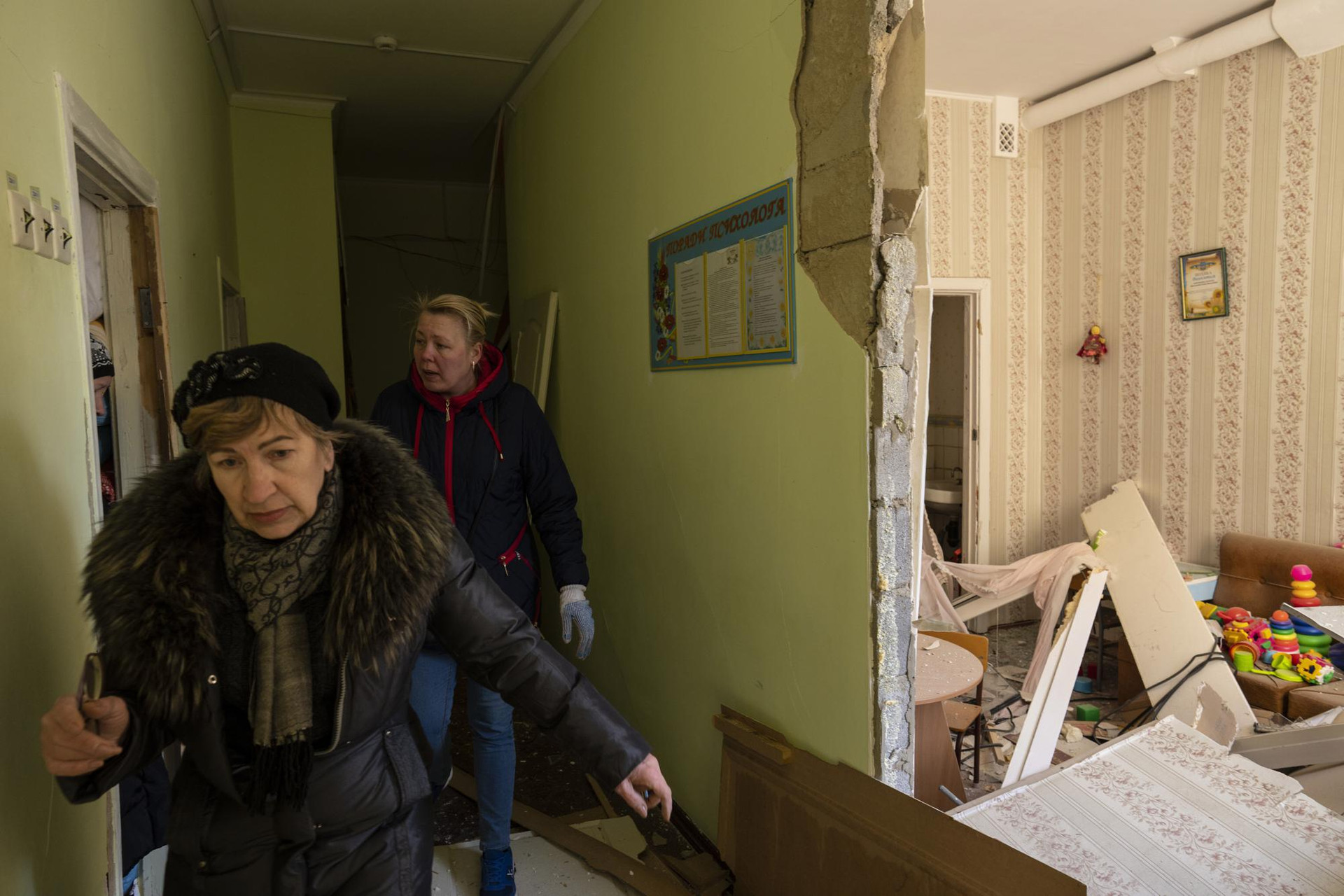 Phía trong một căn hộ khác bị hư hại ở thủ đô Kiev, Ukraine. Ảnh: AP.