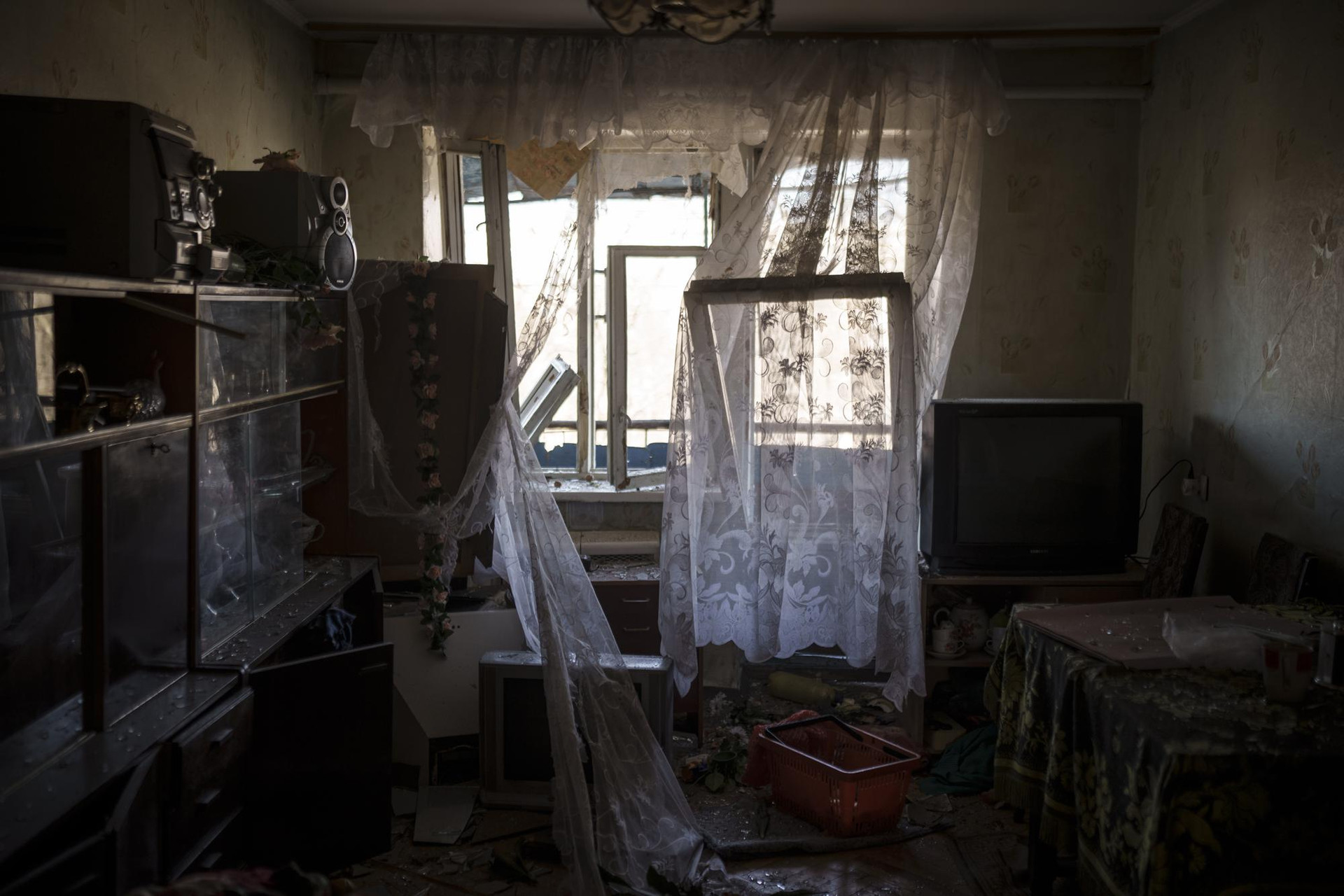 Một căn hộ bị hư hại nặng nề ở thủ đô Kiev, Ukraine. Ảnh: AP.