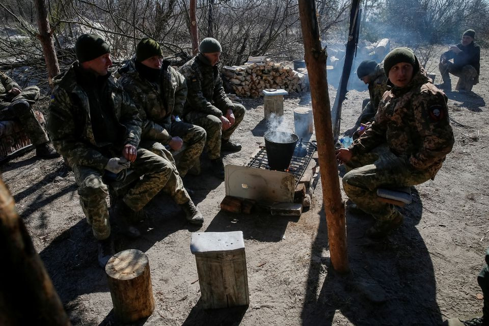 Các binh sĩ Ukraine nghỉ ngơi trên tiền tuyến ở vùng bắc thủ đô Kiev, Ukraine. Ảnh: Reuters.