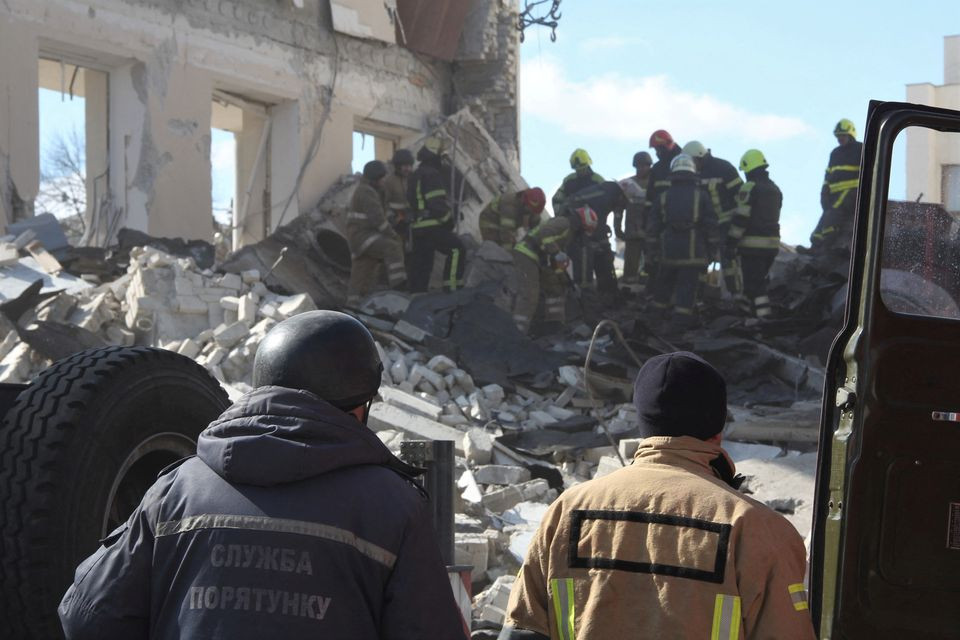 Lực lượng cứu hộ tại một tòa nhà bị hư hại ở Kharkiv, Ukraine. Ảnh: Reuters.