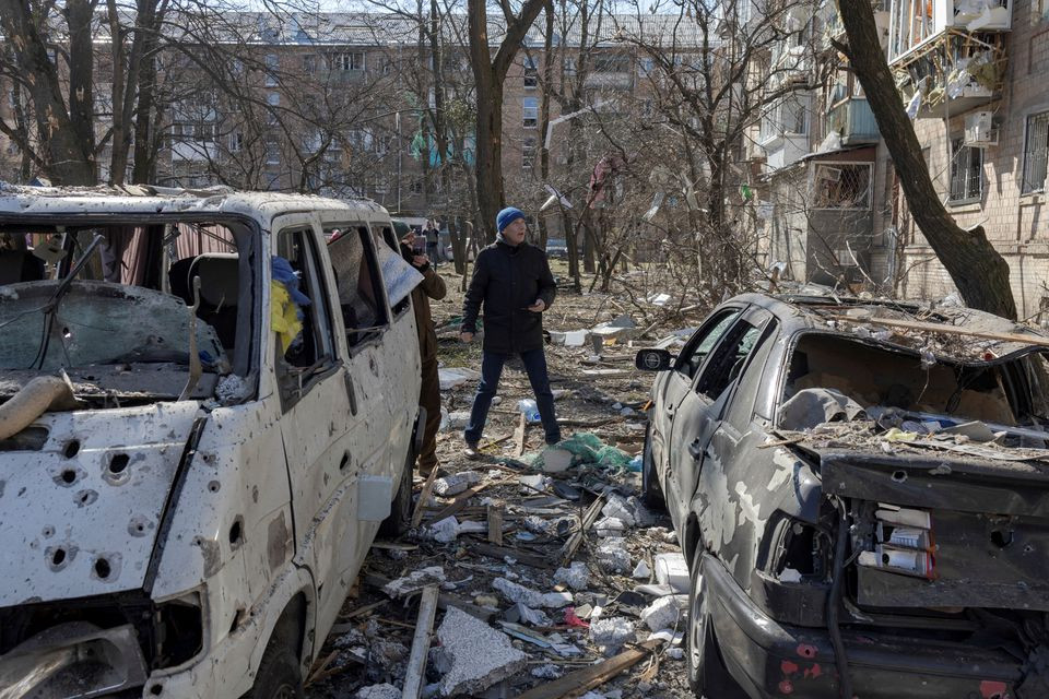Những chiếc ô tô bị phá hủy trong một khu dân cư ở thủ đô Kiev, Ukraine. Ảnh: Reuters.