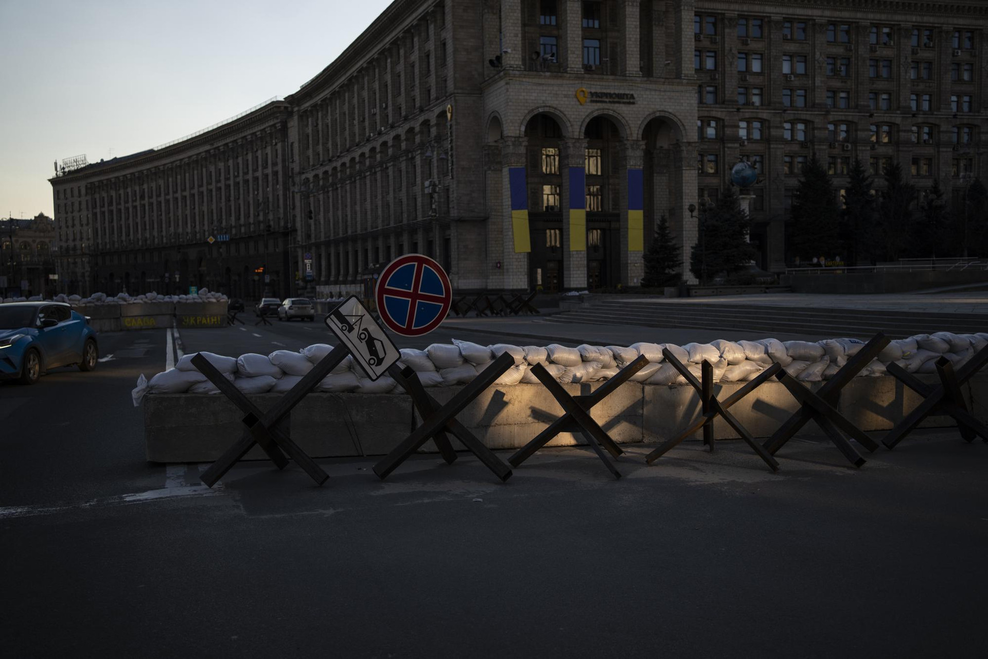 Các rào cản chống tăng được thiết lập tại Quảng trường Maidan, Kiev, Ukraine. Ảnh: AP.