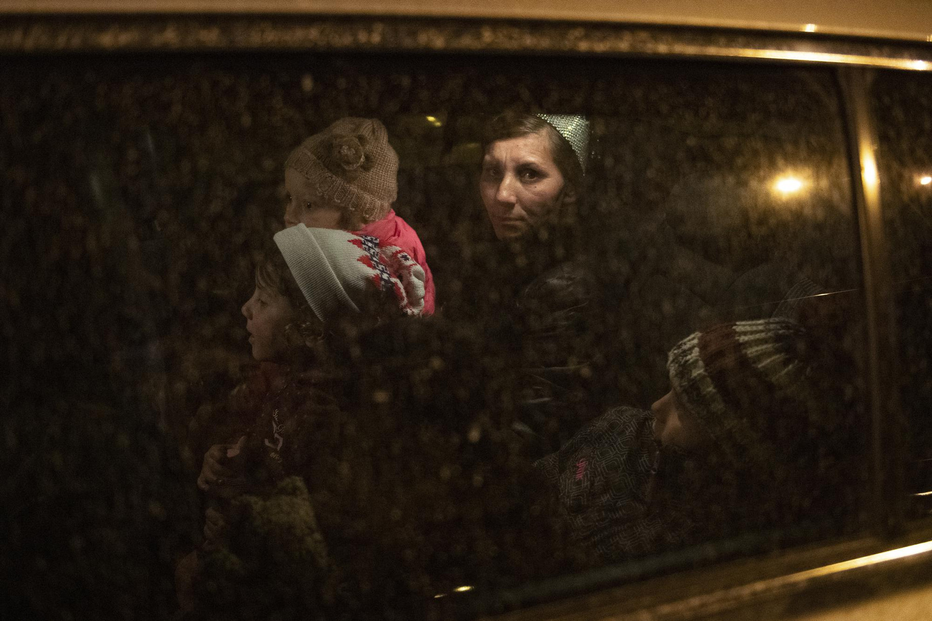 Người dân tiếp tục lên những chuyến xe rời khỏi Ukraine. Ảnh: AP.