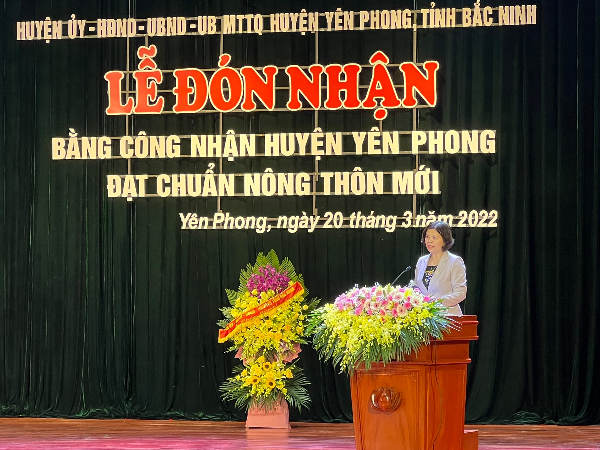 Đồng chí Nguyễn Hương Giang, Chủ tịch UBND tỉnh Bắc Ninh phát biểu chỉ đạo tại Lễ đón nhận Bằng công nhận huyện Yên Phong đạt chuẩn nông thôn mới năm 2020 của Thủ tướng Chính phủ. Ảnh Đỗ Tươi.