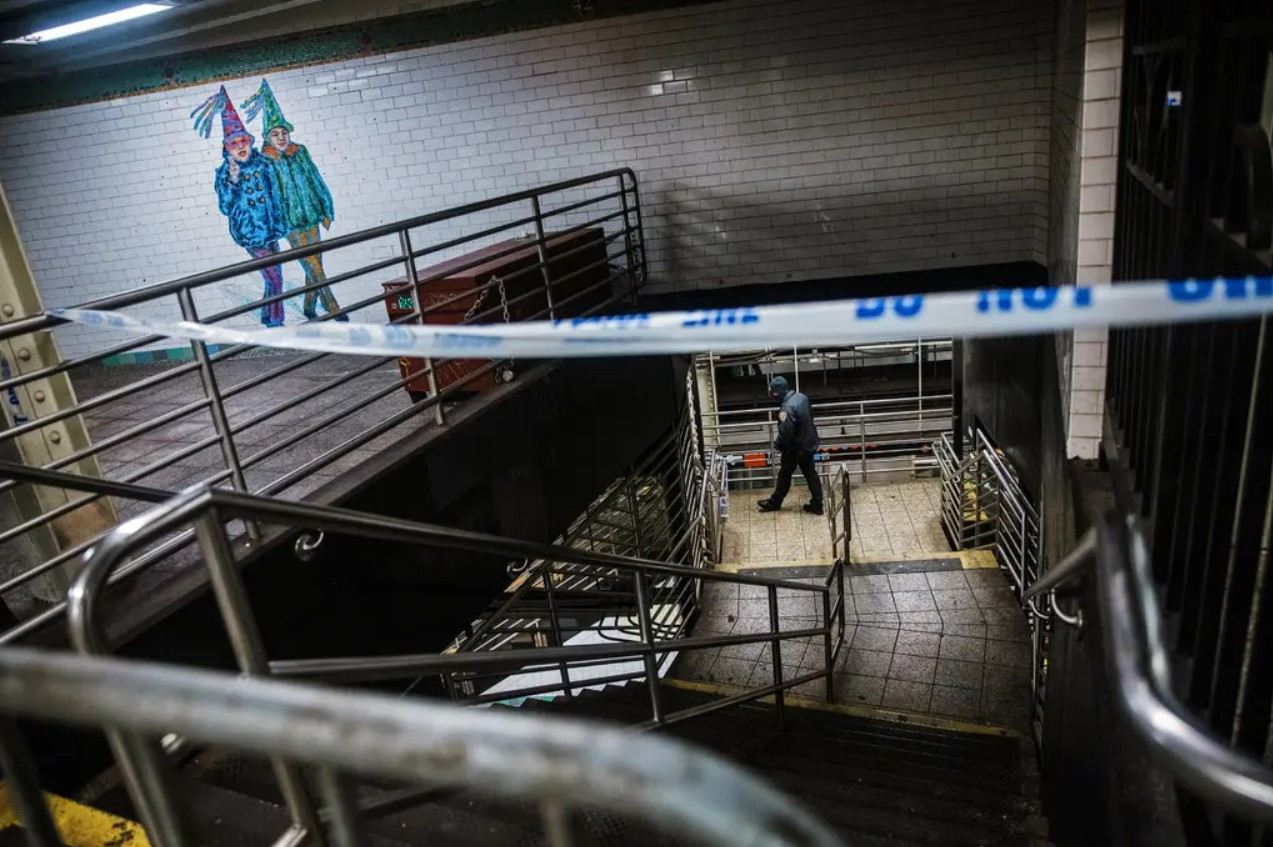 Hiện trường xảy ra vụ án ở ga tàu điện ngầm Quảng trường Thời đại, New York. Ảnh: The NY Times.