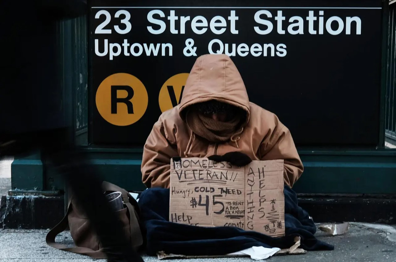 Những người vô gia cư trên đường phố New York. Ảnh: The Guardian.