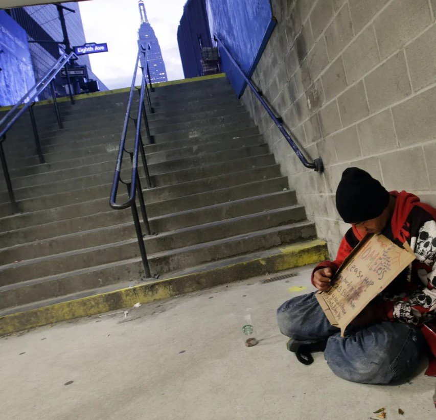 Người vô gia cư thường ngủ tại các ga tàu điện ngầm. Ảnh: The Guardian.