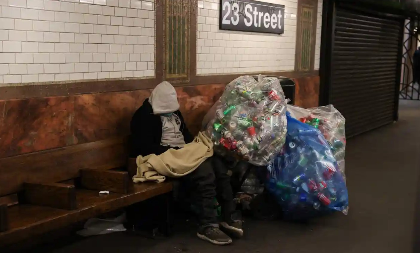 Một người vô gia cư trong ga tàu điện ngầm ở Manhattan, thành phố New York. Ảnh: The Guardian.