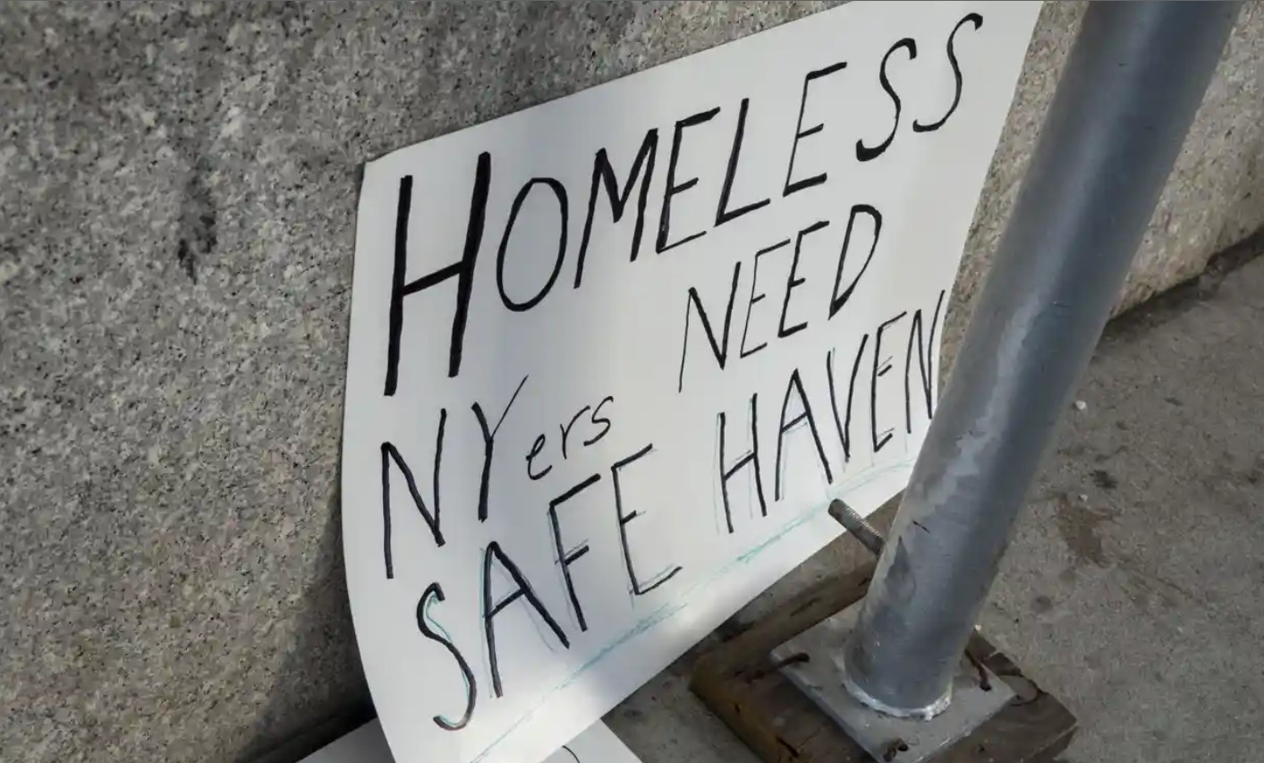 Những tấm bảng nói lên nỗi lòng của người vô gia cư. Ảnh: The Guardian.